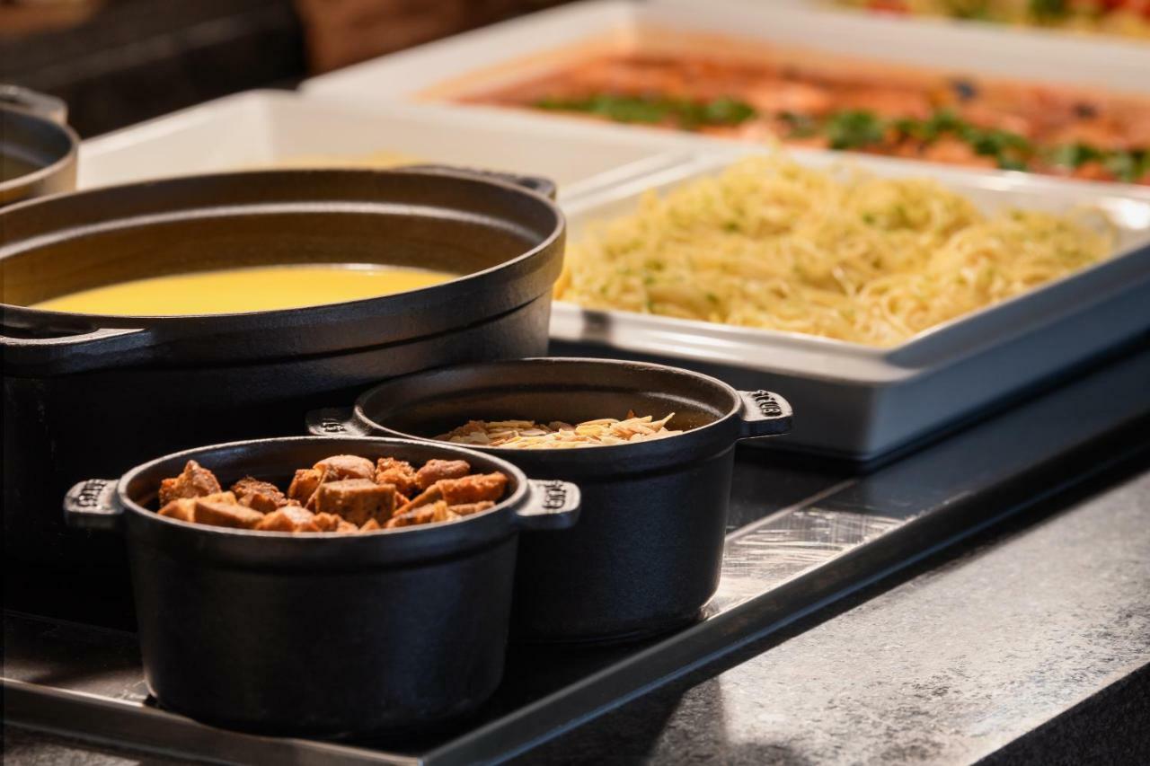 Pestana Vila Sol - Vilamoura Premium Golf Resort Exterior foto A selection of food at a buffet